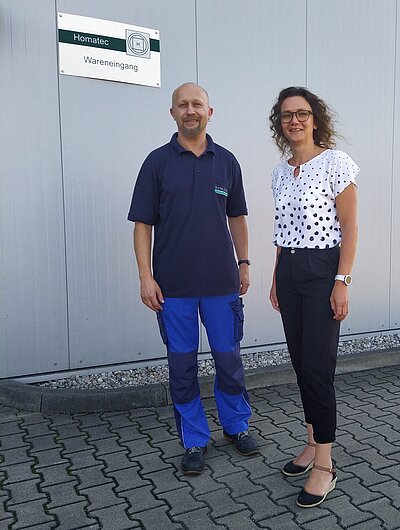 Im Jahr 2023 beteiligte sich die HOMATEC aus Burgstädt als eines der ersten Unternehmen im Landkreis Mittelsachsen. Kerstin Kunze, Leiterin des Referates Wirtschaftsförderung & Kreisentwicklung, besuchte damals die Werksführung. (Foto: LRA)