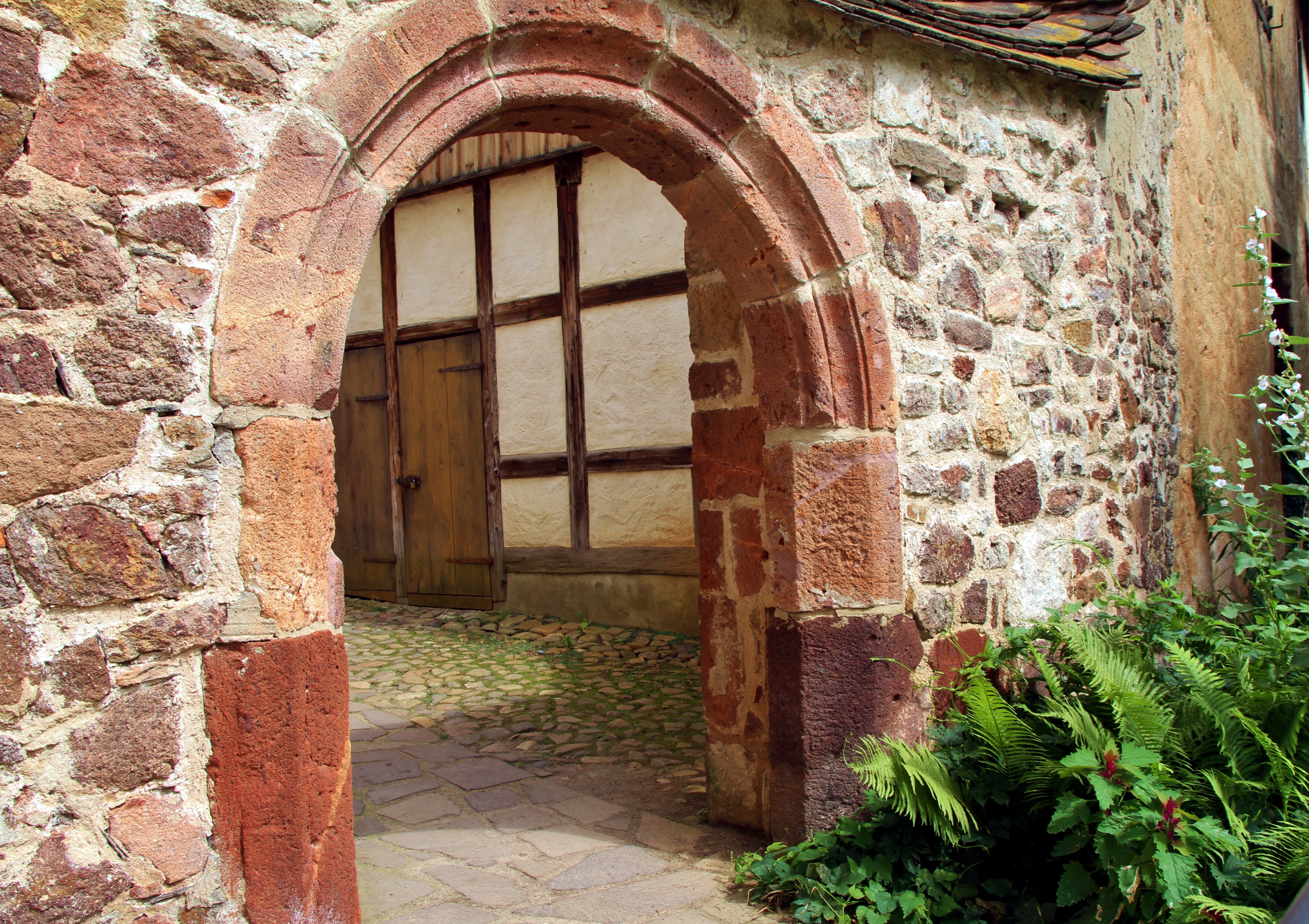 Tor in einer Bruchsteinmauer aus Rochlitzer Porphyr.